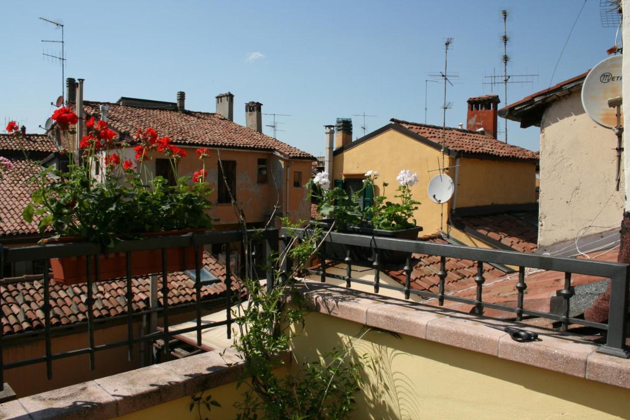 Alloggio Incantevole Sui Tetti Di โบโลญญา ภายนอก รูปภาพ